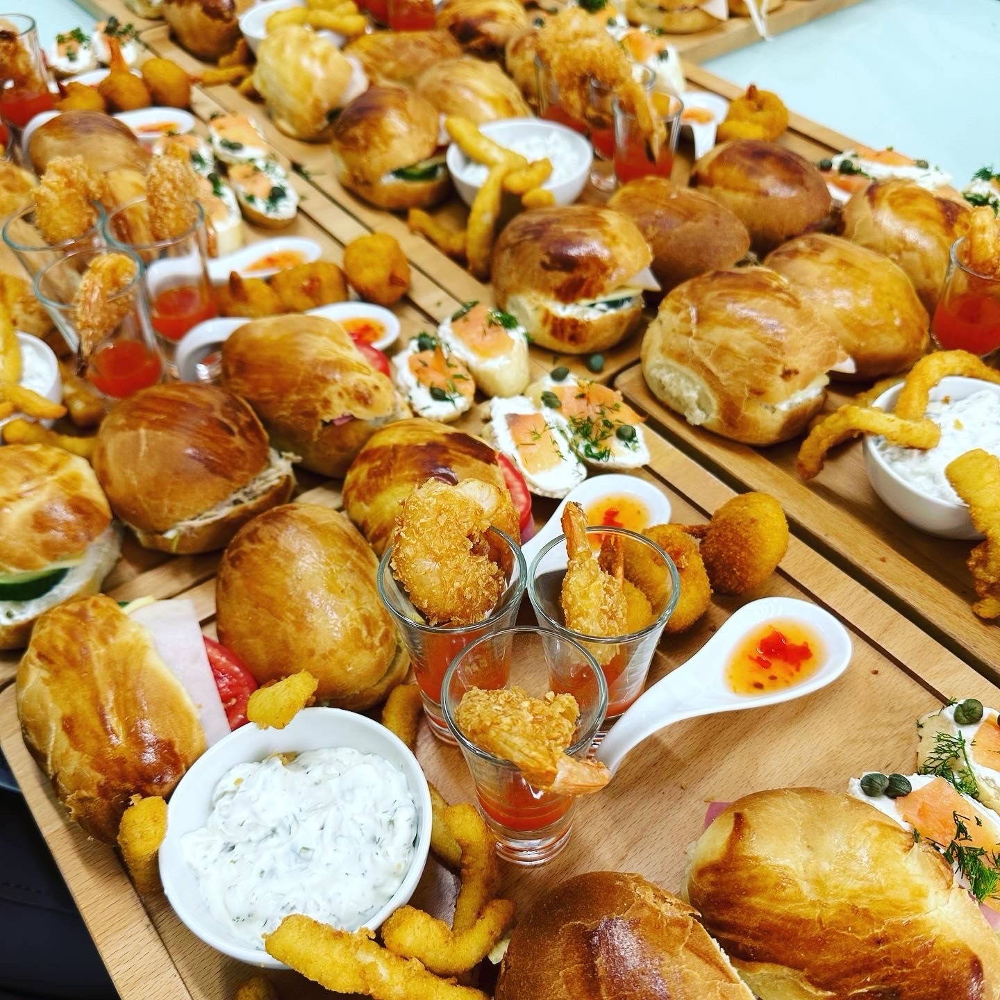 Mini börek ve kruvasan sunumu