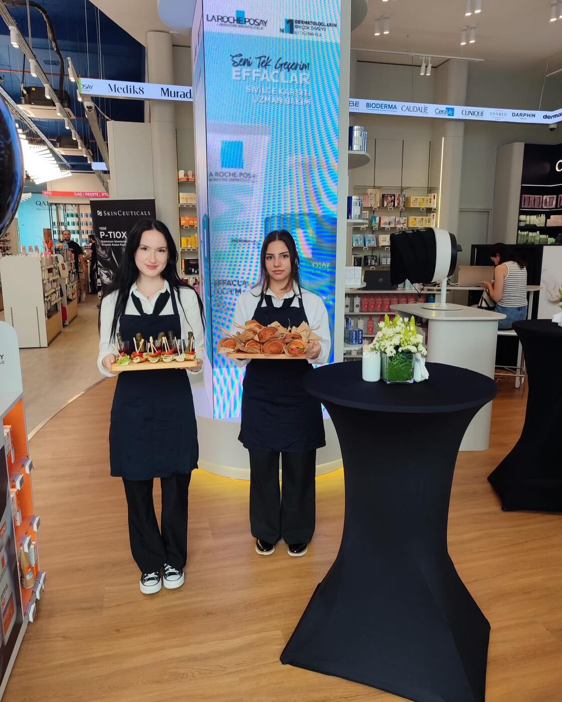 Elite Plus ekibi açılışta tabak servisi yapıyor