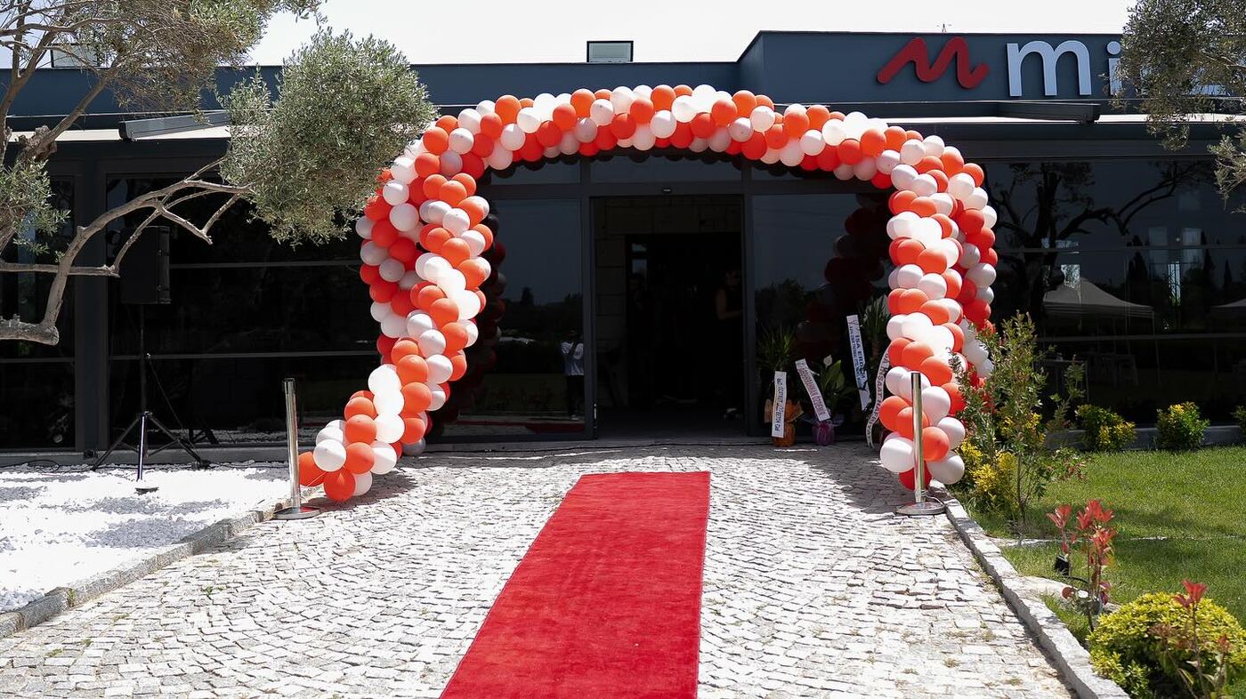 Mirze Urla açılışında balon kemer ve kırmızı halı